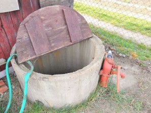 Skružová studna s čerpadlem